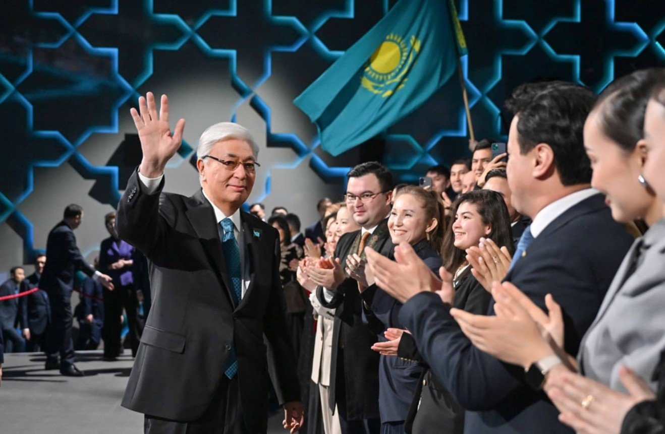 Kazakhs vote for change in   stage-managed referendum